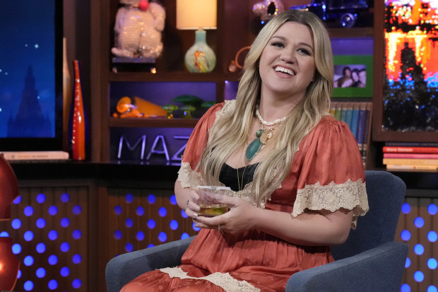 Kelly Clarkson Warns Fans About Throwing Things at Her Concerts all-available