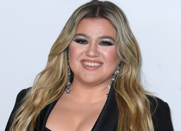 Kelly Clarkson's Racy Response to Fan's Sign Goes Viral all-available